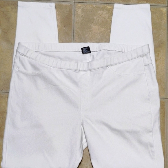 HUE Classic White Stretch Denim Leggings - Picture 2 of 16